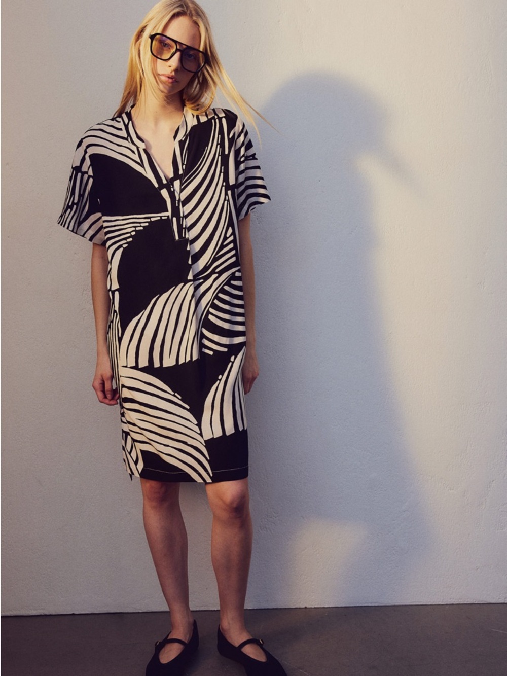 H&M Black and White Striped Graphic Shirt Dress